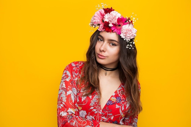 Foto chica morena con corona de flores