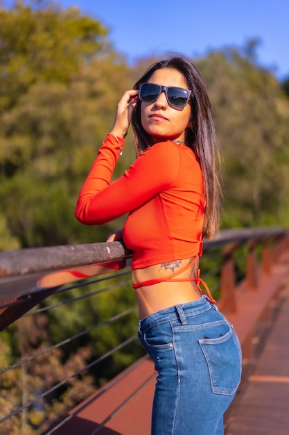 Foto chica morena disfrutando de una soleada tarde de otoño en el parque