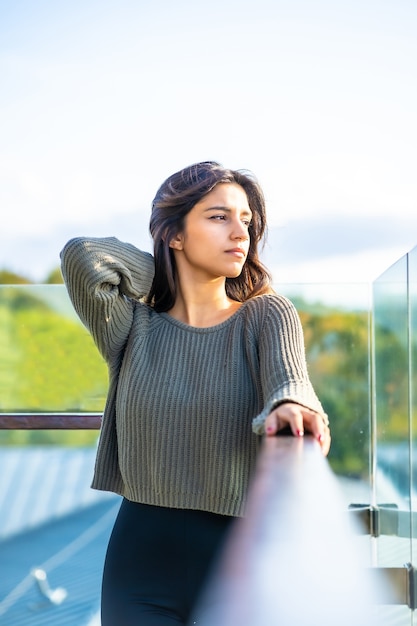 Chica morena disfrutando de un soleado día de otoño