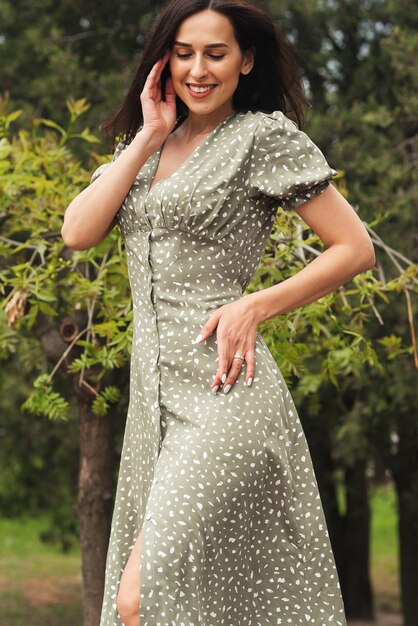 Chica morena elegante joven posando en la calle de la ciudad Mujer de negocios muy hermosa en vestido elegante