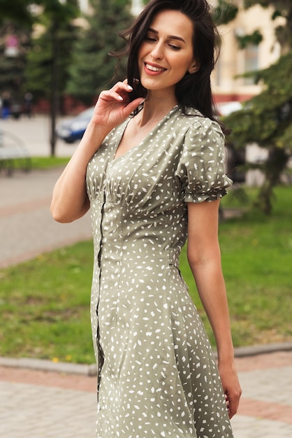 Chica morena elegante joven posando en la calle de la ciudad Mujer de negocios muy hermosa en vestido elegante