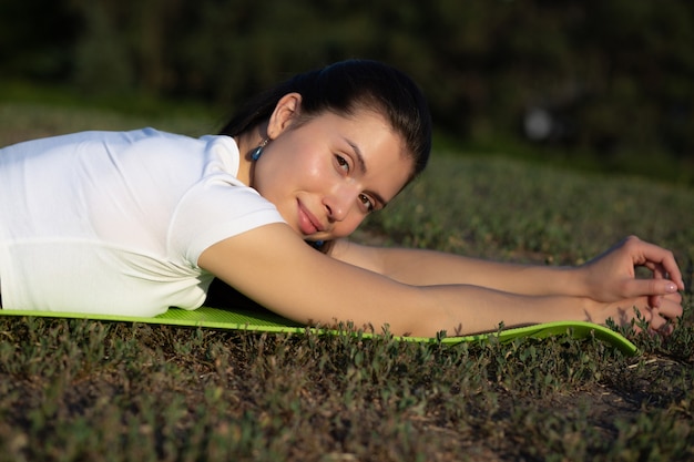 Chica morena feliz haciendo meditación en el bosque. Espacio para texto