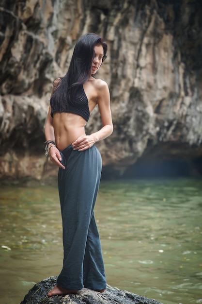 Chica morena con hermoso rostro y cuerpo de rejilla en la playa de Bali. Indonesia