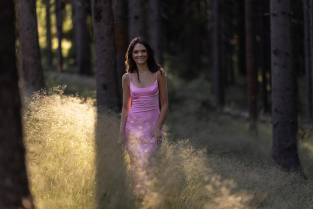 Chica morena joven caminando por el bosque