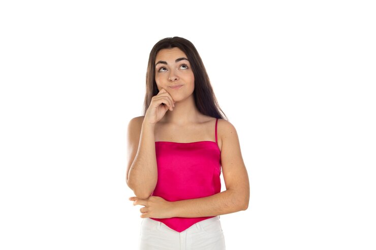 Foto chica morena pensativa mirando hacia arriba