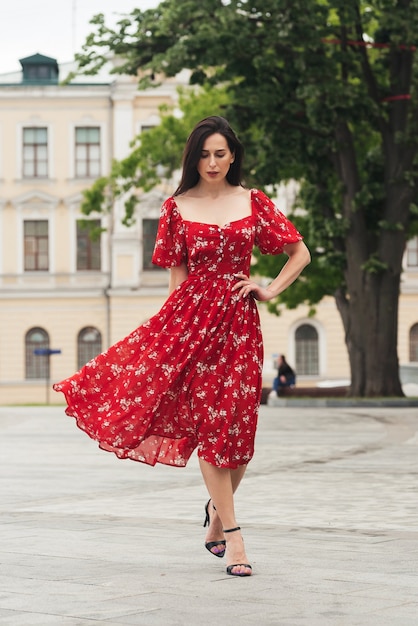 Chica morena posando en la calle de la ciudad Mujer de negocios muy hermosa en elegante vestido de fondo de la ciudad