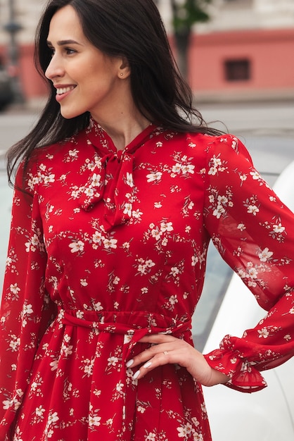 Chica morena posando en la calle de la ciudad Mujer de negocios muy hermosa en elegante vestido de fondo de la ciudad