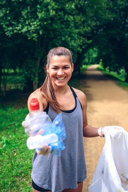 Chica mostrando la basura que ha recogido