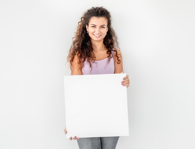 chica mostrando un lienzo en blanco