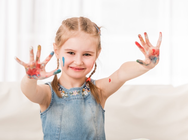 Chica mostrando sus palmas pintadas