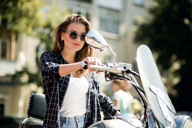 Chica en moto