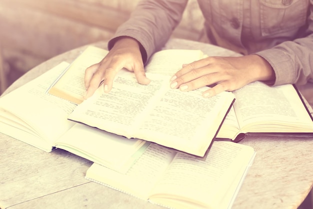 Chica con muchos libros abiertos