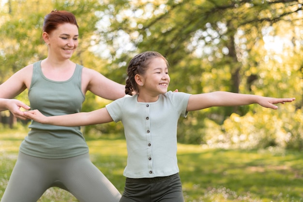 Foto chica y mujer sonriente de tiro medio