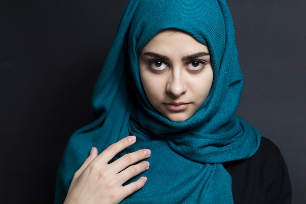 Una chica musulmana con un hijab.