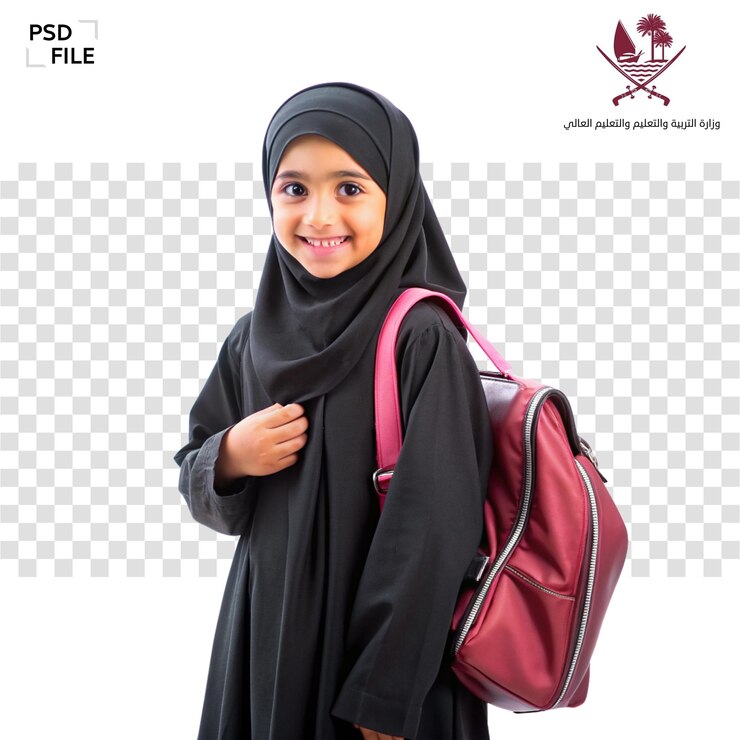 una chica musulmana qatarí estudiante árabe sonriendo con una mochila marrón