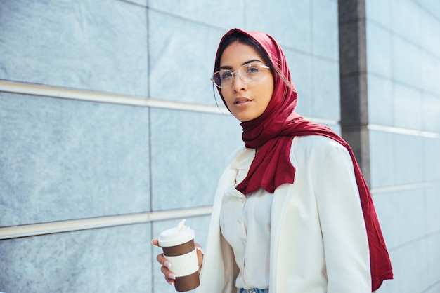 Chica musulmana con ropa casual y retrato tradicional hijab - Hermosa mujer árabe con ropa elegante