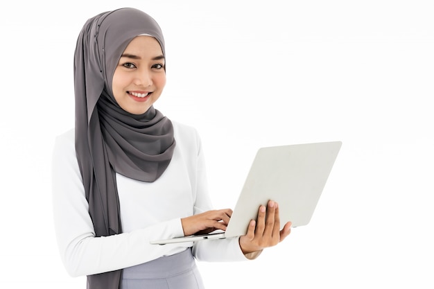 Chica musulmana usando laptop