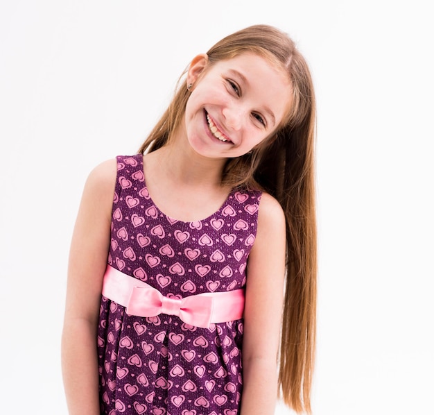 Foto chica muy encantadora con el pelo largo con un vestido punteado de color violeta sonriendo