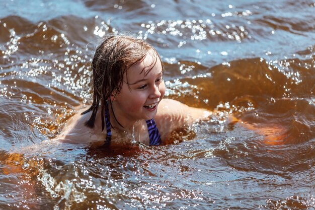 Chica nada en el agua