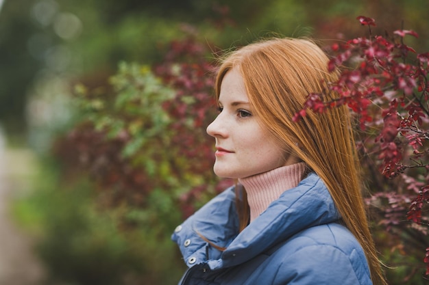 una chica en la naturaleza entre los arbustos 2744