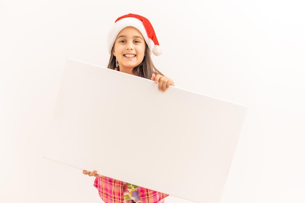 Chica de Navidad de pie con blanco horizontal vacío en las manos, vista anterior, aislado en blanco