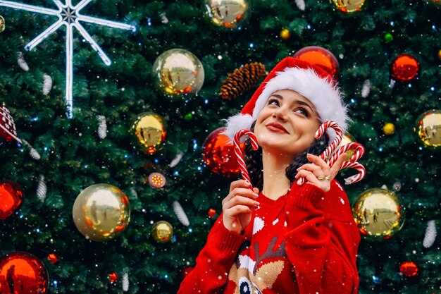 Chica de Navidad en sombrero de santa.