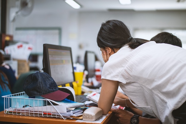 Chica de negocios trabajando en una cafetería