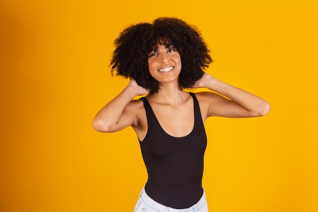 Chica negra con gran afro. Mujer afro con cabello blackpower sonriendo