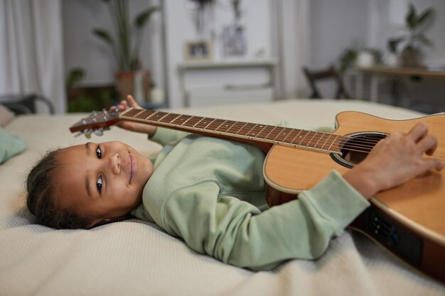 Chica negra tocando la guitarra