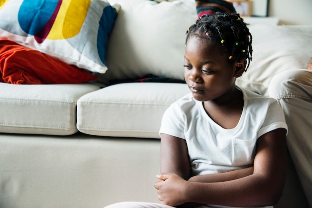 Chica negra con tristeza emoción.