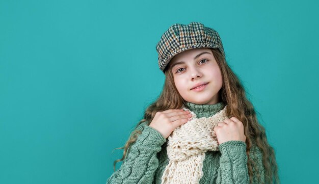 Chica niño alegre en boina y géneros de punto, espacio de copia, moda.