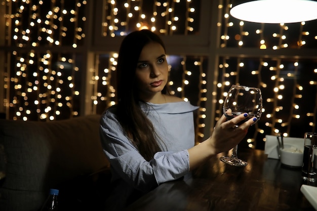 La chica de la noche descansa en un café para tomar un cóctel.