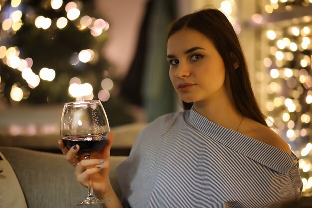 La chica de la noche descansa en un café para tomar un cóctel.