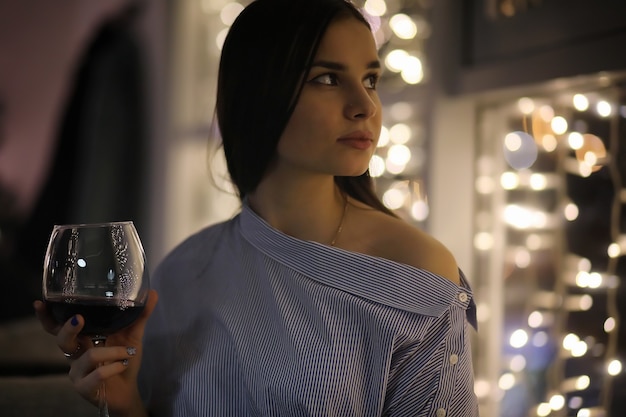 La chica de la noche descansa en un café para tomar un cóctel.