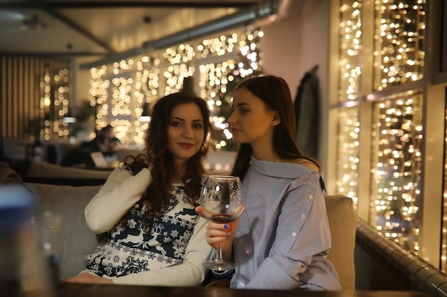 La chica de la noche descansa en un café para tomar un cóctel.