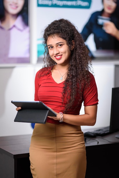 Chica de oficina elegante