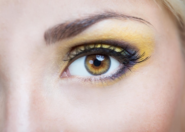 Chica de ojos con maquillaje brillante