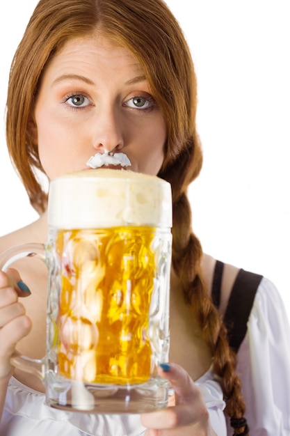 Chica Oktoberfest bebiendo una jarra de cerveza