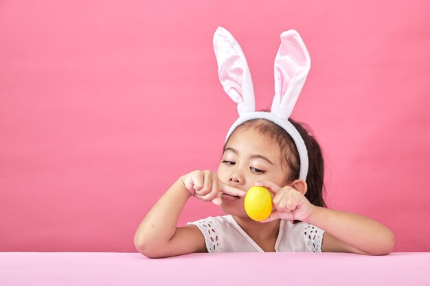 Chica con orejas de conejo día de Pascua