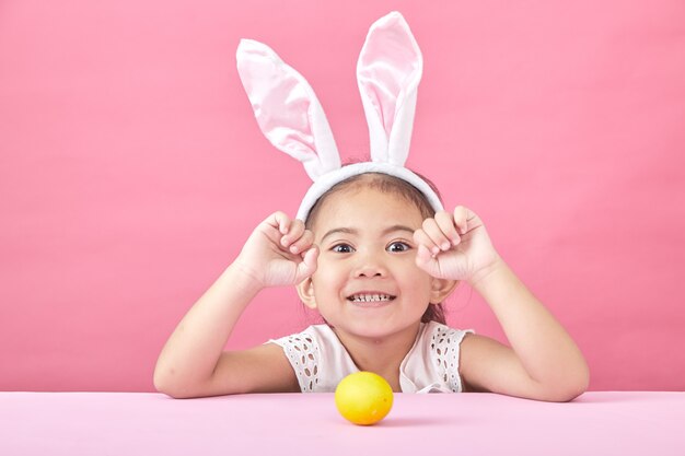 Chica con orejas de conejo día de Pascua