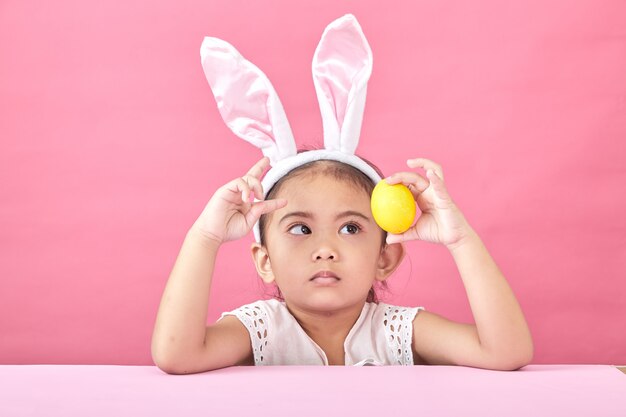 Chica con orejas de conejo día de Pascua