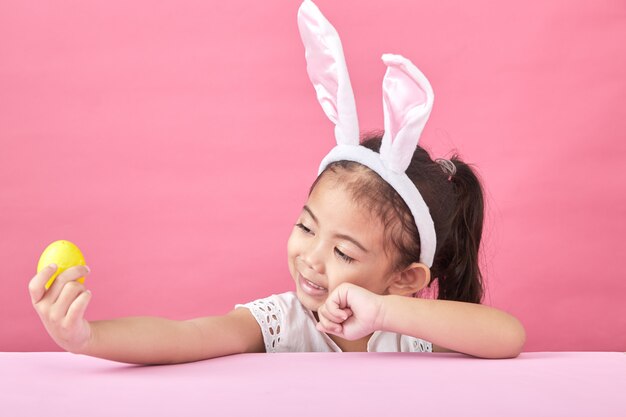 Chica con orejas de conejo día de Pascua