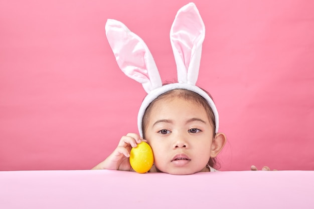 Chica con orejas de conejo día de Pascua