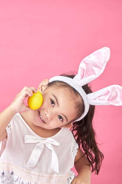 Chica con orejas de conejo día de Pascua