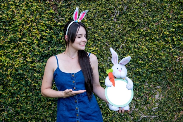 Chica con orejas de conejo con espacio de conejito de pascua para texto