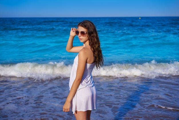 Chica en la orilla del mar playa con vestido de verano