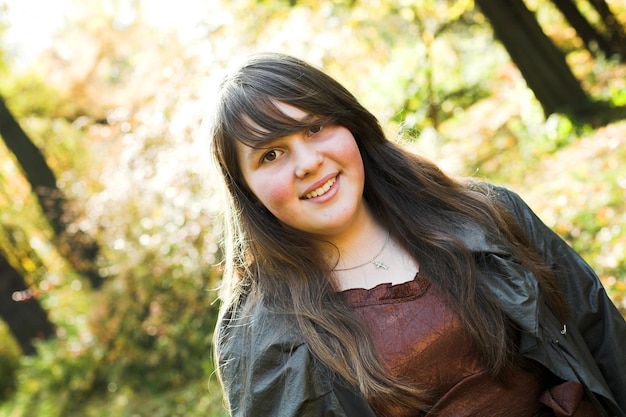 Chica en otoño parque