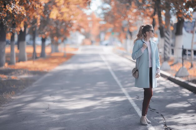 chica de otoño / retrato de una chica en un parque de la ciudad de otoño, caminar feliz fin de semana retrato femenino