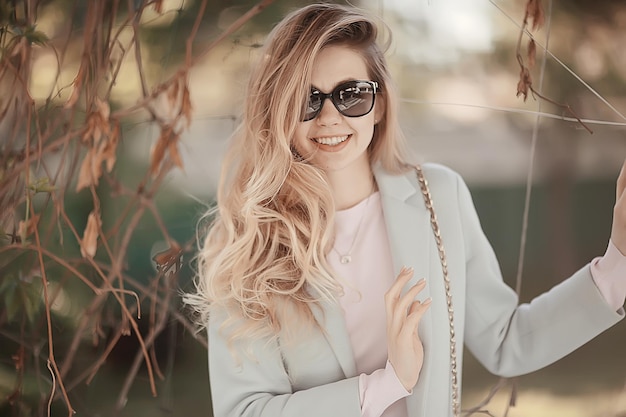 chica de otoño / retrato de una chica en un parque de la ciudad de otoño, caminar feliz fin de semana retrato femenino