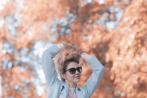 chica de otoño / retrato de una chica en un parque de la ciudad de otoño, caminar feliz fin de semana retrato femenino